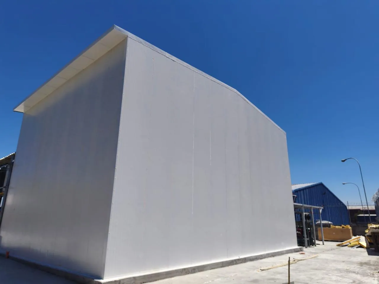 Cámara frigorífica industrial construida por Magfrio, revestida con panel aislante blanco