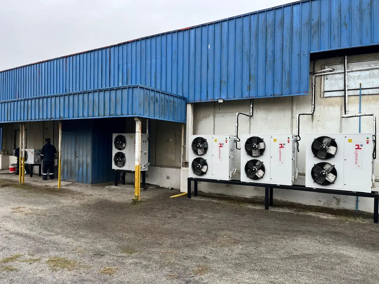 Unidad condensadora en primer plano y la caja del refrigerante junto a la instalación