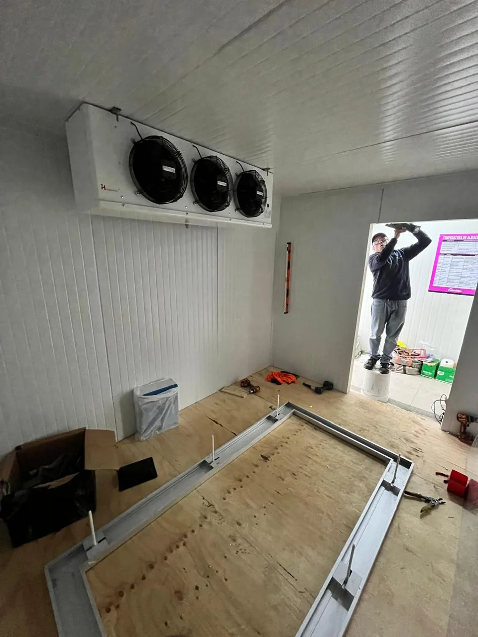 Operario de Magfrio trabajando en altura durante el montaje del piso y el evaporador de una cámara frigorífica